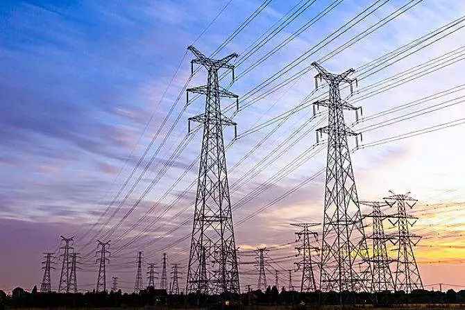 三管电力塔:通信铁塔的重要性与多样性解析 三管电力塔:通信铁塔的重要性与多样性解析