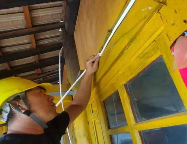 【我为群众办实事】甸阳供电所免费改造老旧线路赢点赞! 【我为群众办实事】甸阳供电所免费改造老旧线路赢点赞!